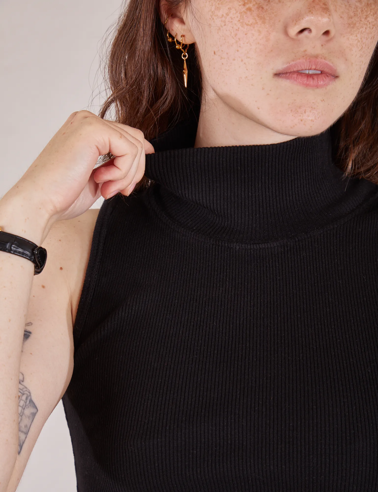 Sleeveless Essential Turtleneck - Basic Black